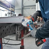 Kép 3/6 - Bosch GWS 18V-10 SC akkus sarokcsiszoló kofferben, 18V, 150mm (akku és töltő nélkül)