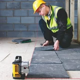Kép 2/4 - DeWalt DW089KD önbeálló vonallézer, DE0892 jelfogóval, 15m (4 db AA elemmel)