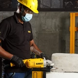 Kép 8/9 - DeWalt DWE496 sarokcsiszoló, 2.6kW, 230mm