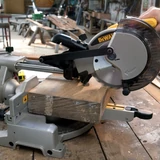 Kép 4/6 - DeWalt DW712N gérvágó fűrész, 930W, 216mm