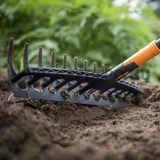 Kép 2/2 - Fiskars Solid univerzális kerti gereblye nyéllel