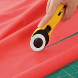 Kép 2/3 - Olfa RTY-2C/Yellow textilkés, sárga, 45mm 
