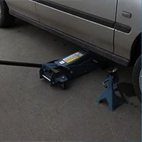 Kerékcserétől a profi szerelésig nélkülözhetetlen az autó emelő