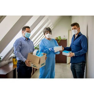 A híres olimpiai úszó és az online barkácsáruház közösen adományoznak 1,5 millió Ft értékben maszkokat a magyar kórházaknak