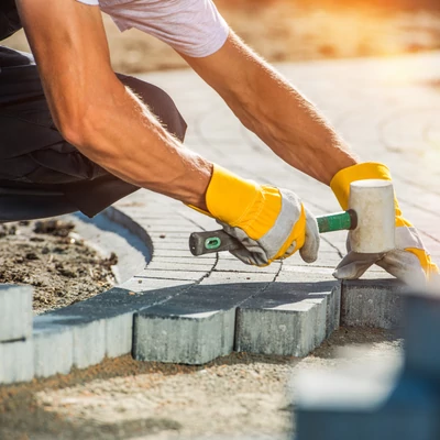 Az udvar térkövezése