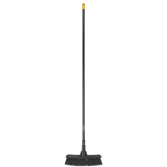 Fiskars Solid univerzális kültéri seprű nyéllel, M