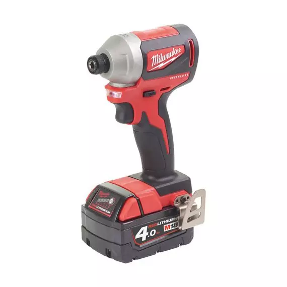 Milwaukee M18 CBLID-402C akkus ütvecsavarozó 1/4&quot;, 2x4.0 Ah akkuval és töltővel